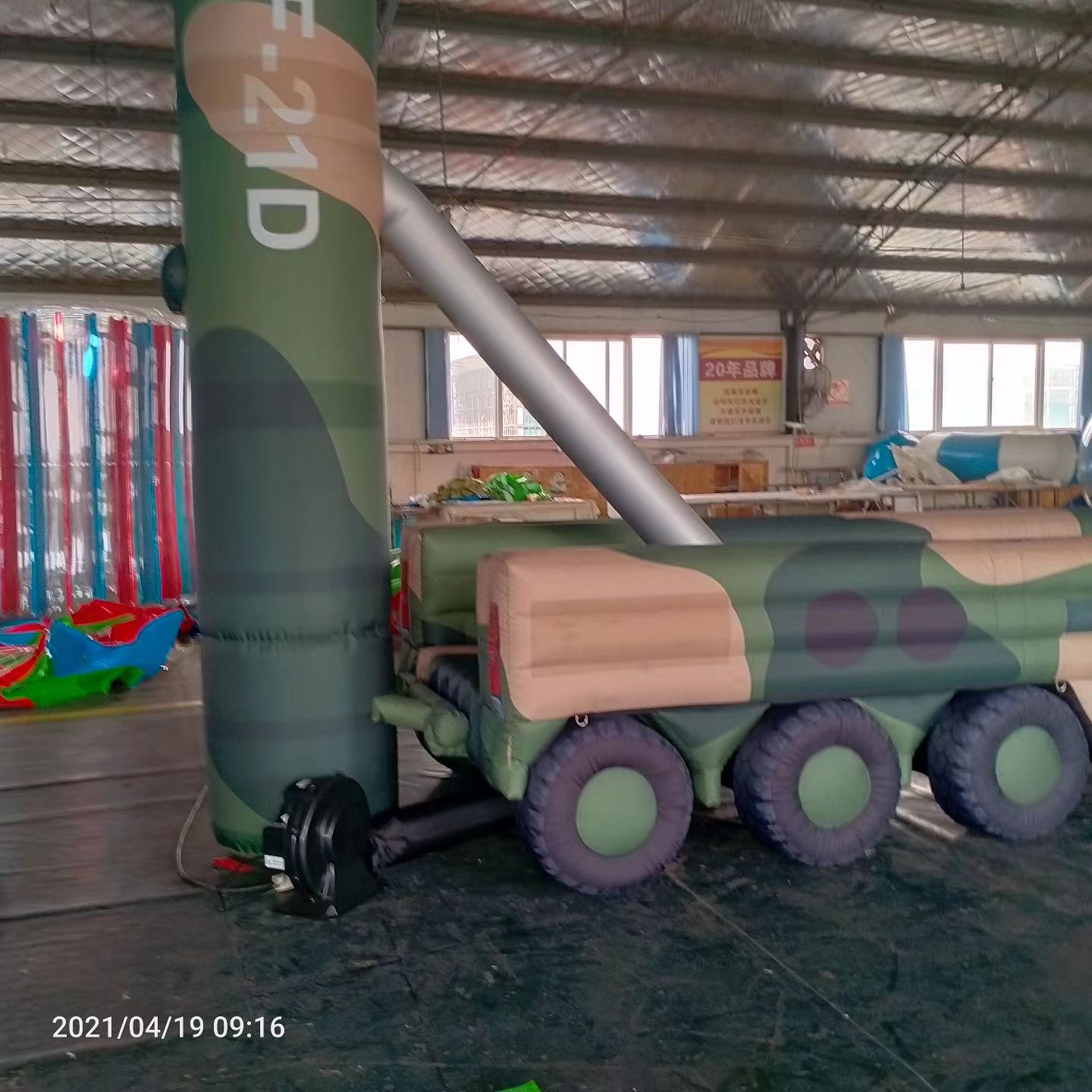 广汉军事演习中的充气目标车辆：模拟发射车雷达车坦克飞机